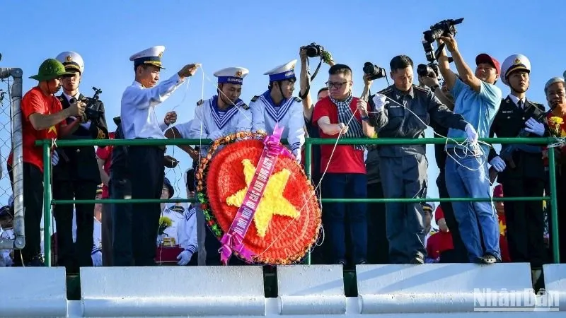 Hình ảnh một ngư dân Duyên hải Nam Trung Bộ với nụ cười trên khuôn mặt, thể hiện sự kiên cường và gắn bó với biển cả